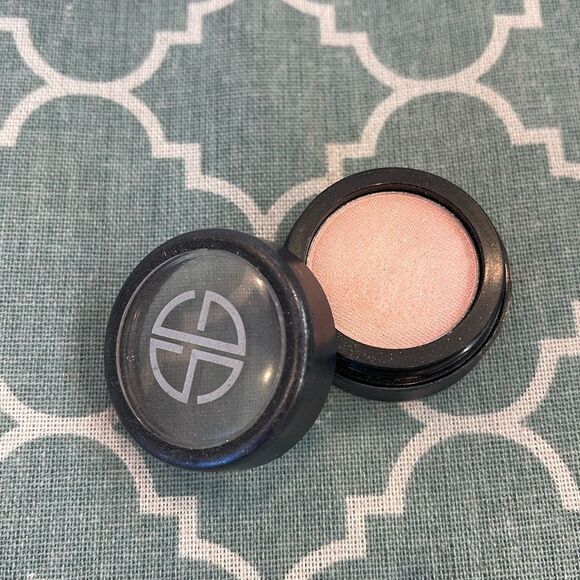Studio Gear “Satin Light” Eyeshadow - Picture 1 of 2